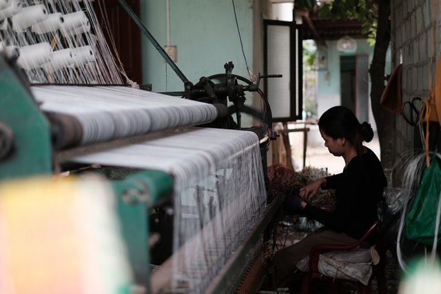 žena pracující na tkalcovském stavu